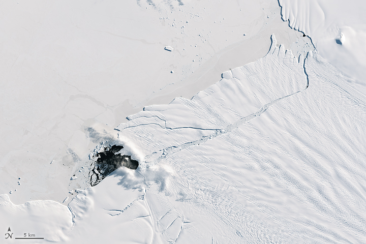 Pine Island Glacier Births New ‘Berg - related image preview