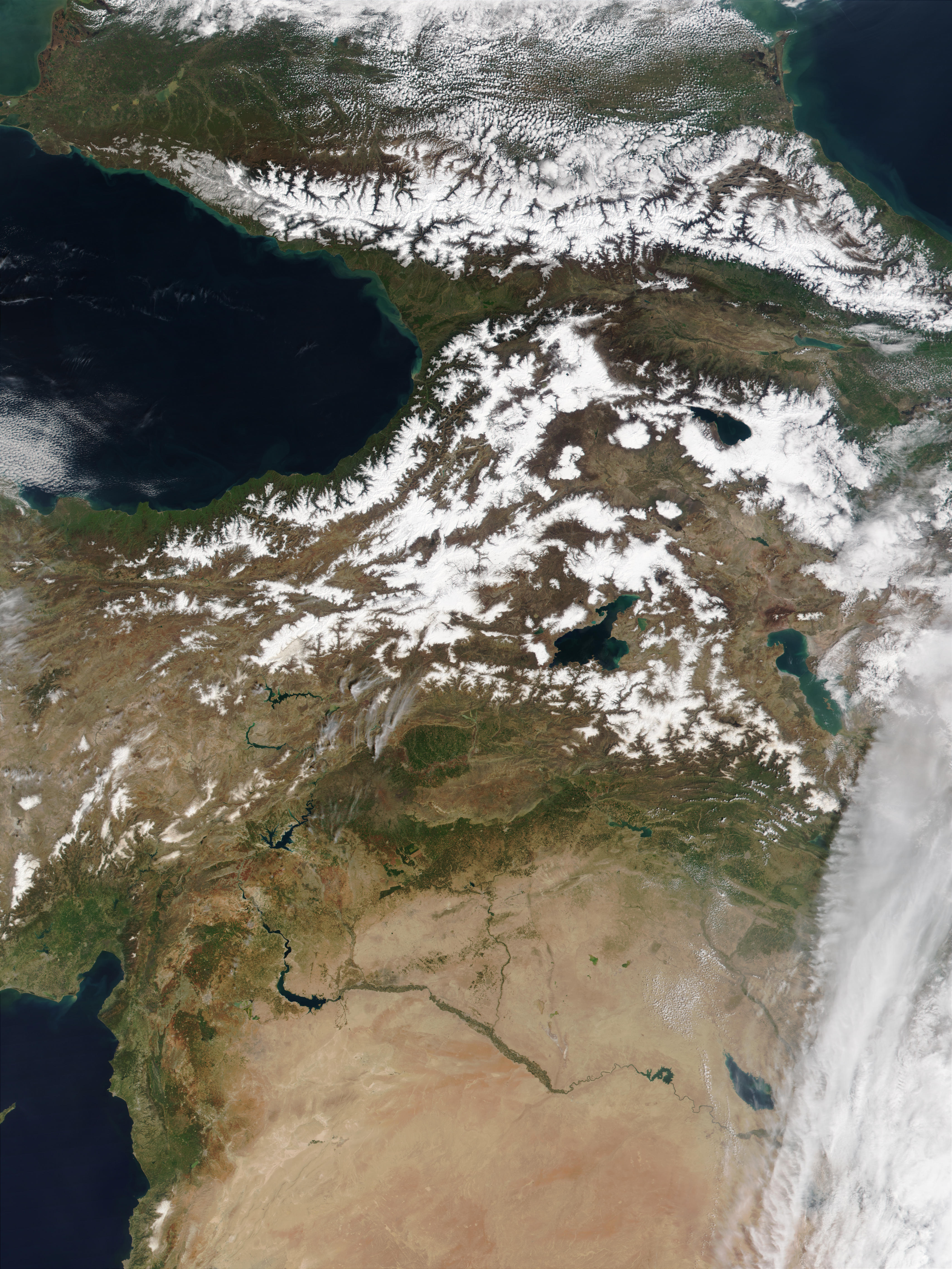 Кавказский хребет фото из космоса