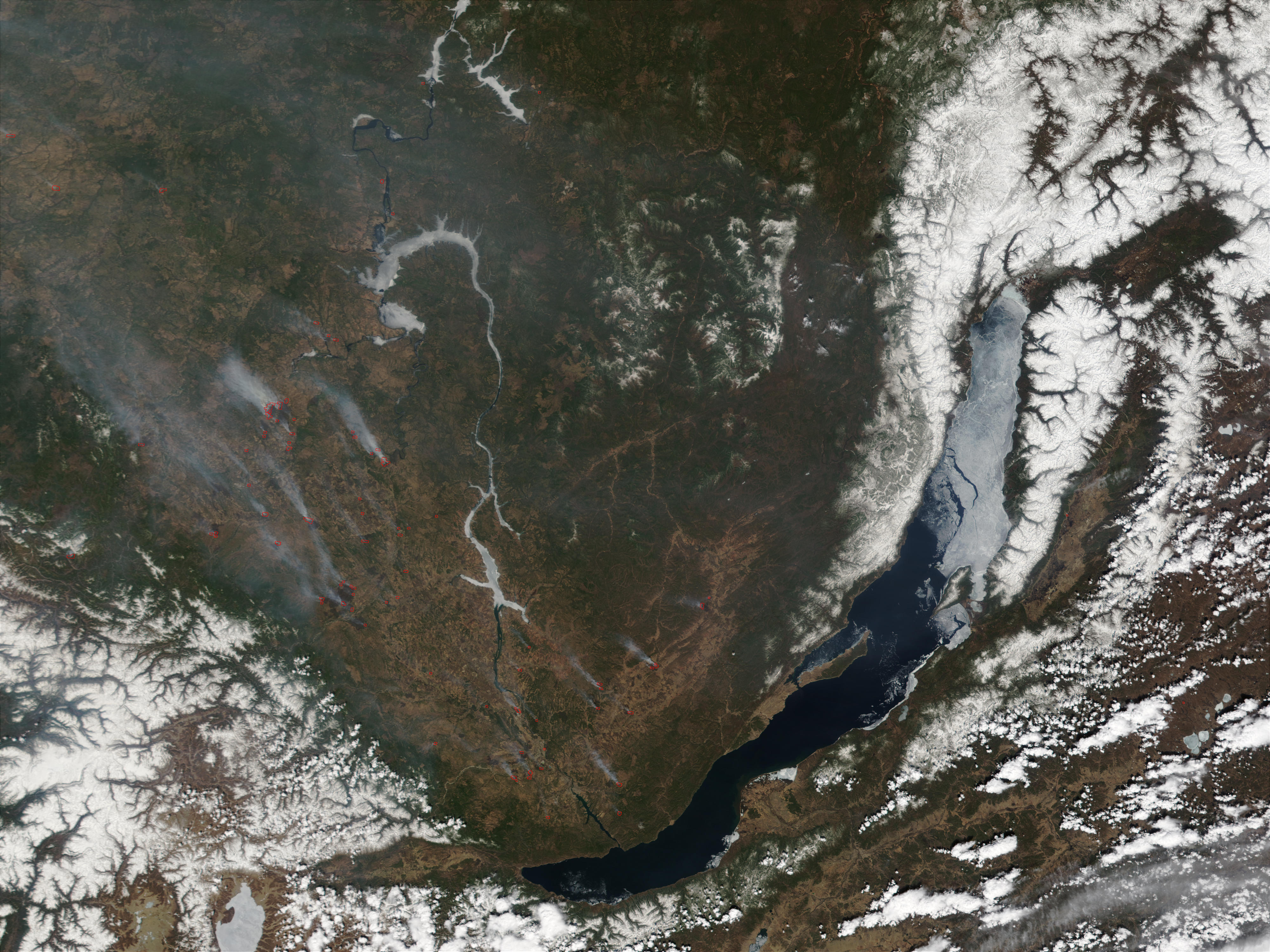 Озеро спутник. Космический снимок озера Байкал. Озеро Байкал со спутника. Озеро Байкал снимок с космоса. Озеро Байкал снимок со спутника.